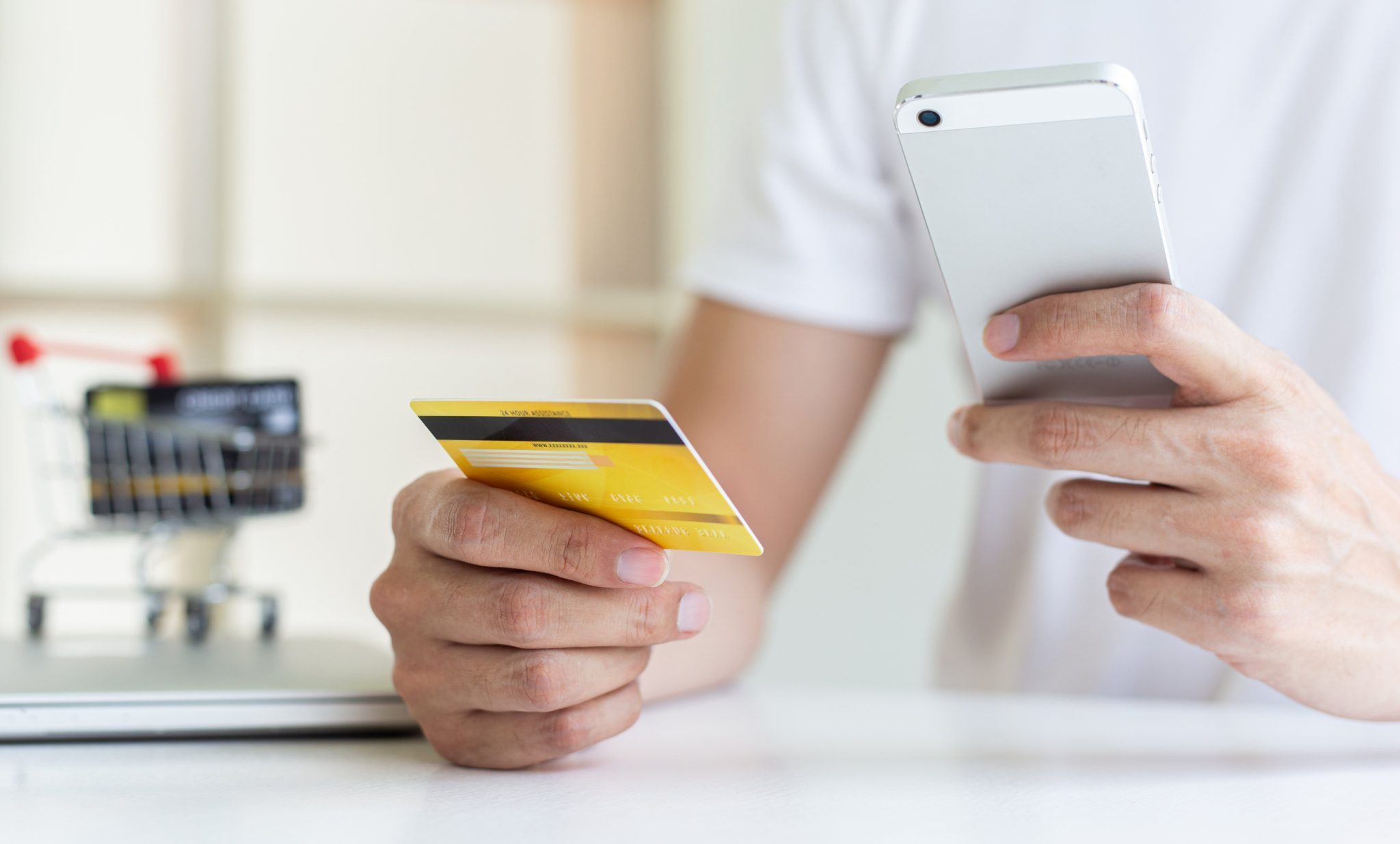 Plastové vernostné karty postupne nahrádzajú mobilné aplikácie