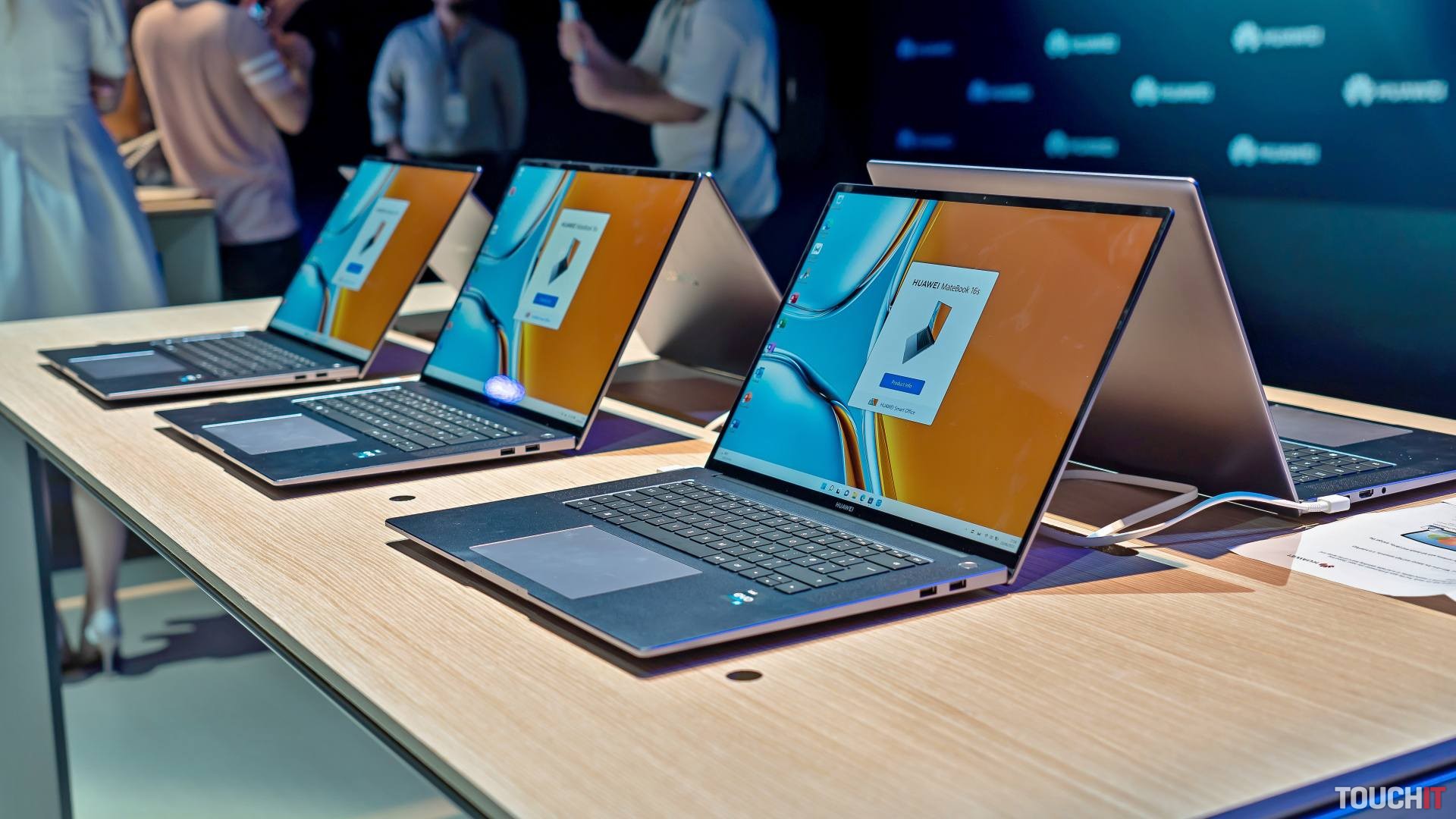 Huawei prichádza s notebookmi MateBook D 16 a 16s. Pridáva aj špecifický tablet
