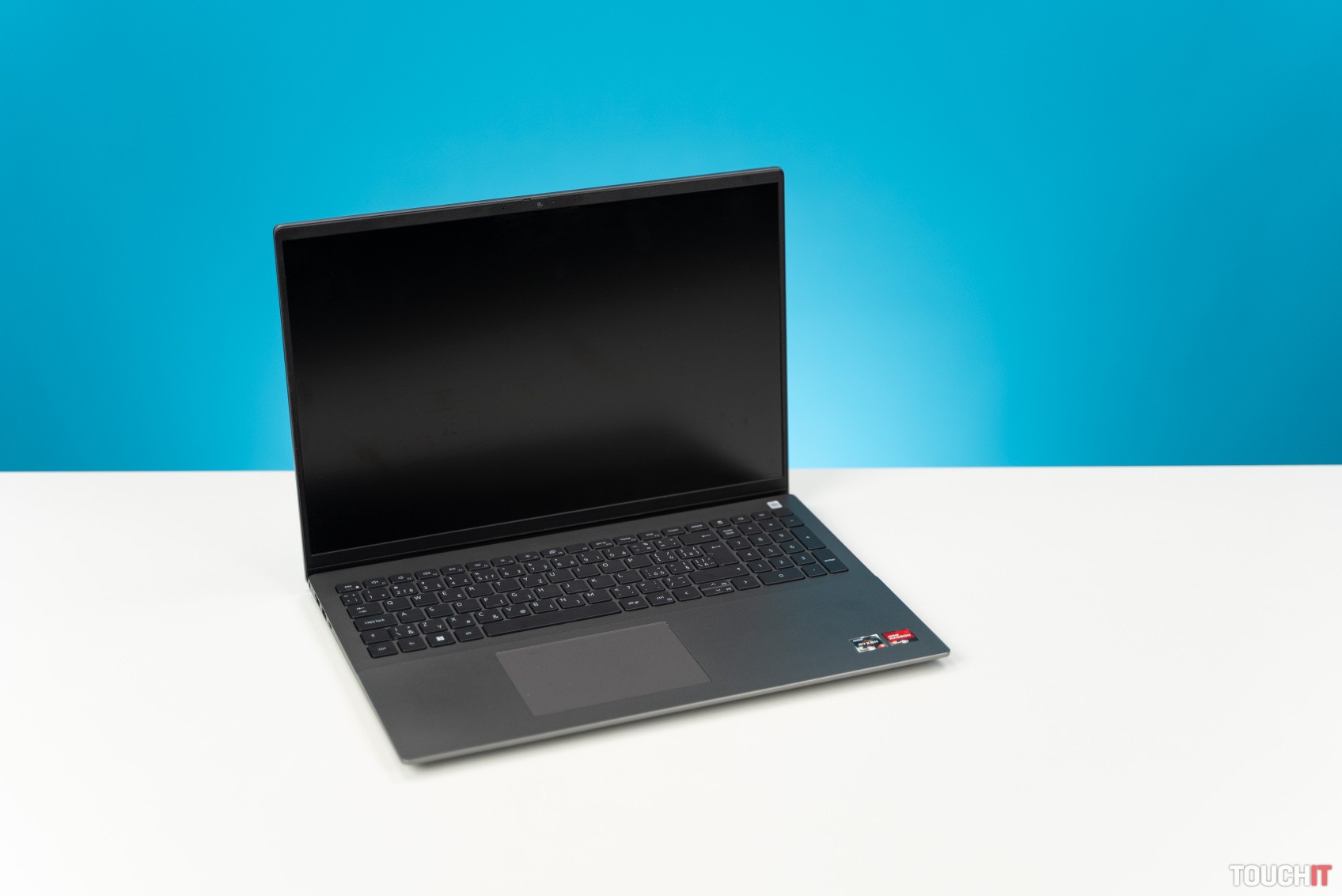 Dell Vostro 16 5625: Tenký 16″ notebook s výdržou nad 7 hodín (RECENZIA)