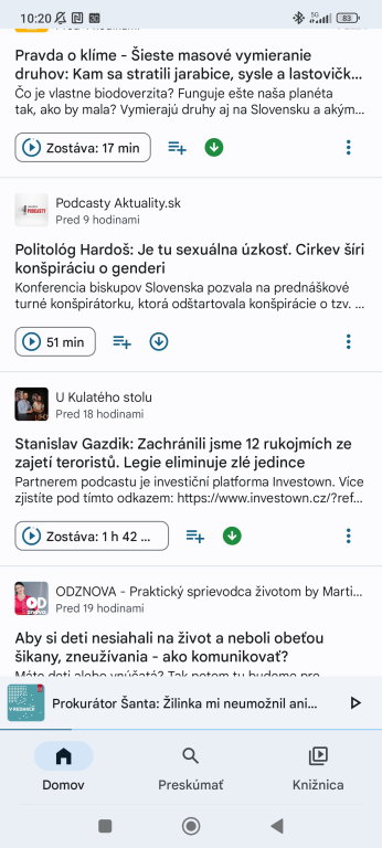 Google Podcasty v androidovom smartfóne. Zobrazené sú nové epizódy z odoberaných zdrojov. Zelený krúžok znamená, že epizóda je off-line a dá sa počúvať v mobile bez potreby sťahovať dáta z internetu