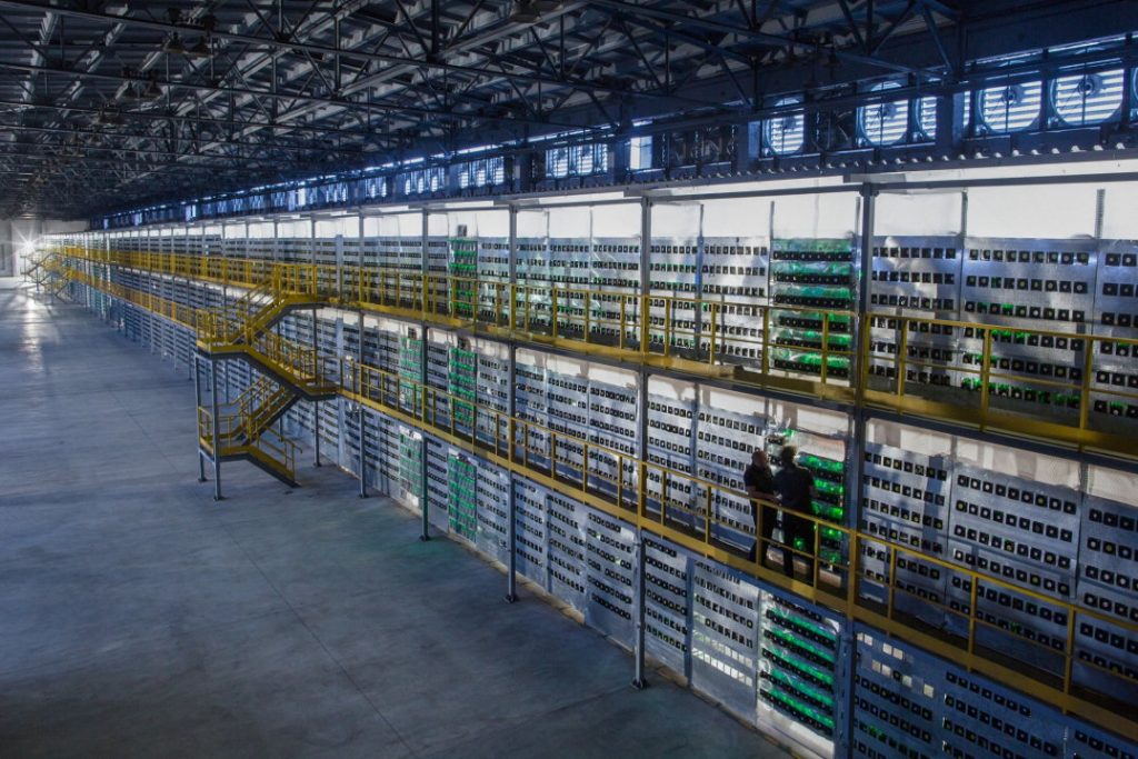 Trojposchodový zástup ASIC ťažobných strojov spoločnosti Bitriver s odberom 100 MW na ruskej Sibíri, bez akýchkoľvek emisií