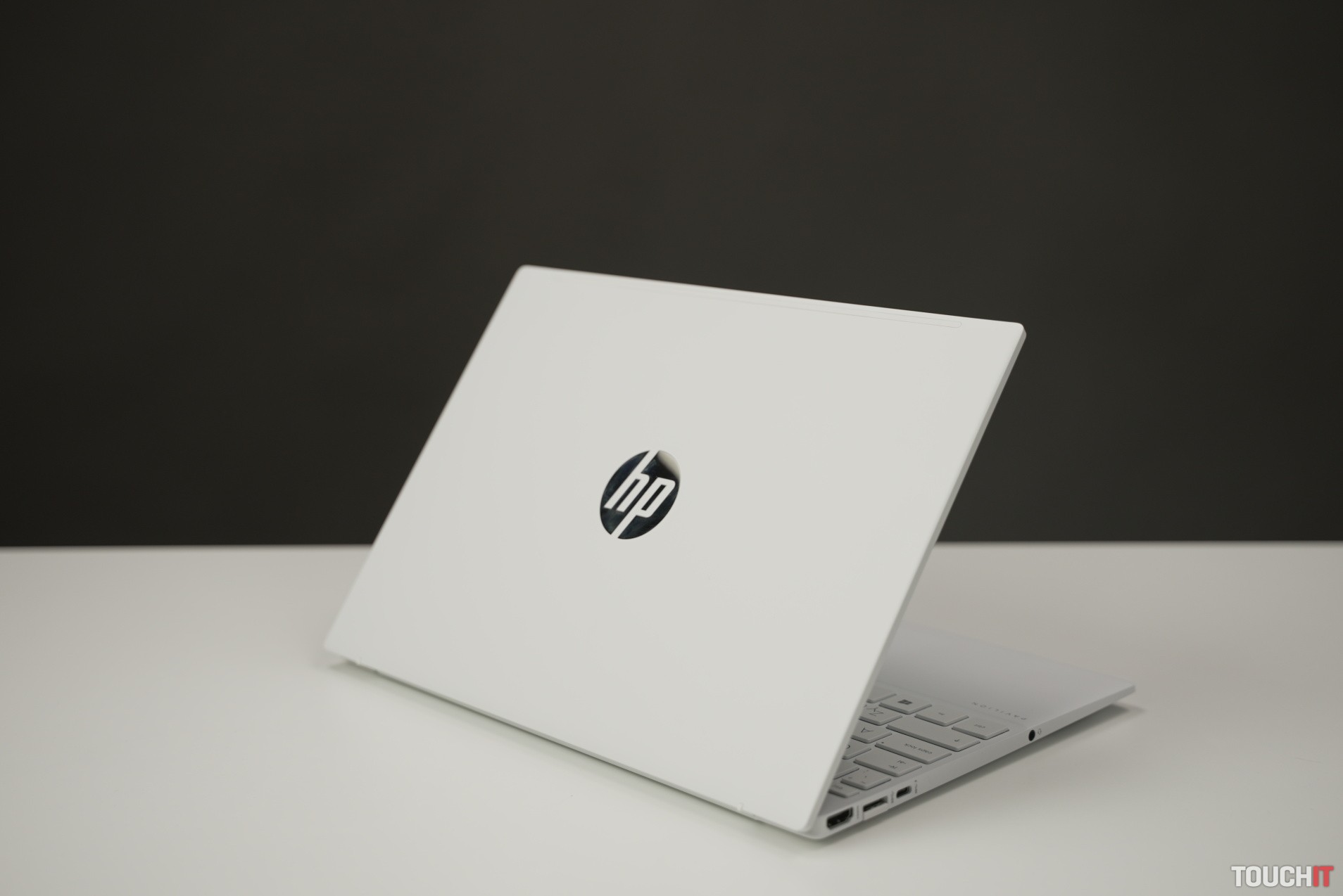 HP Pavilion Aero 13: Notebook s hmotnosťou iba 990 gramov! (RECENZIA)
