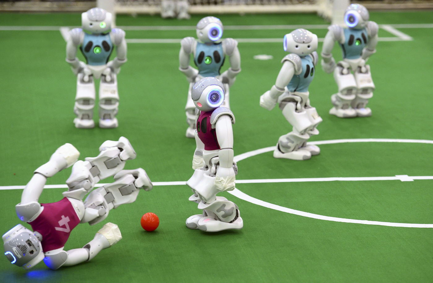 Roboty hrajú futbal už 25 rokov, ich zápasy však stále pôsobia úsmevne