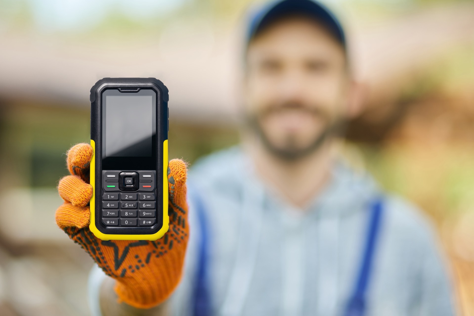 Aj TCL má odolný tlačidlový telefón a to za 89 eur