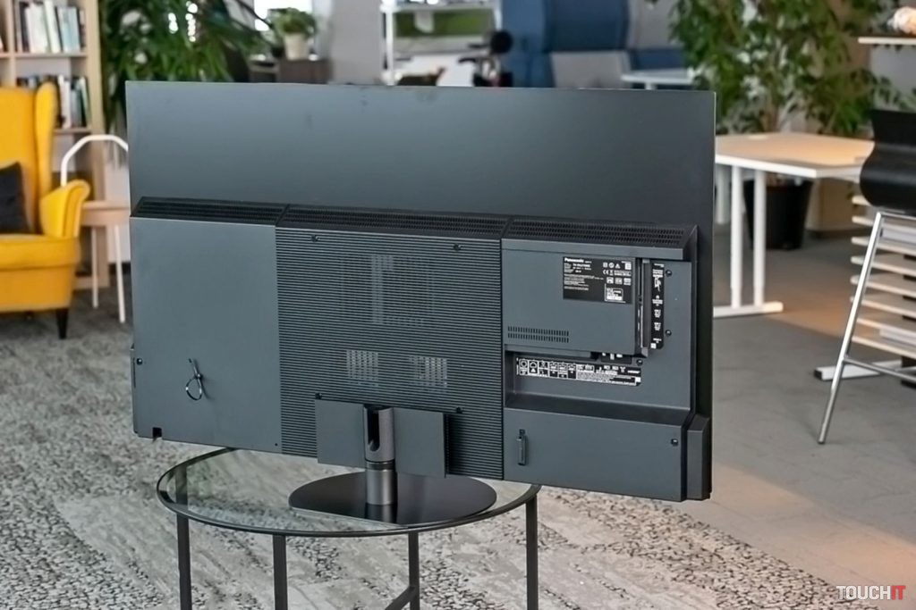 Zadná strana televízora Panasonic LZ1500E