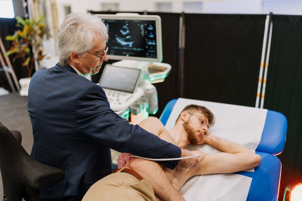 Prof. MUDr. Gabriel Valočik, PhD., prednosta Kardiologickej kliniky na Lekárskej fakulte UPJŠ a VÚSCH a.s. v Košiciach demonštroval vyšetrenie pacienta USG prístrojom ACUSON Redwood