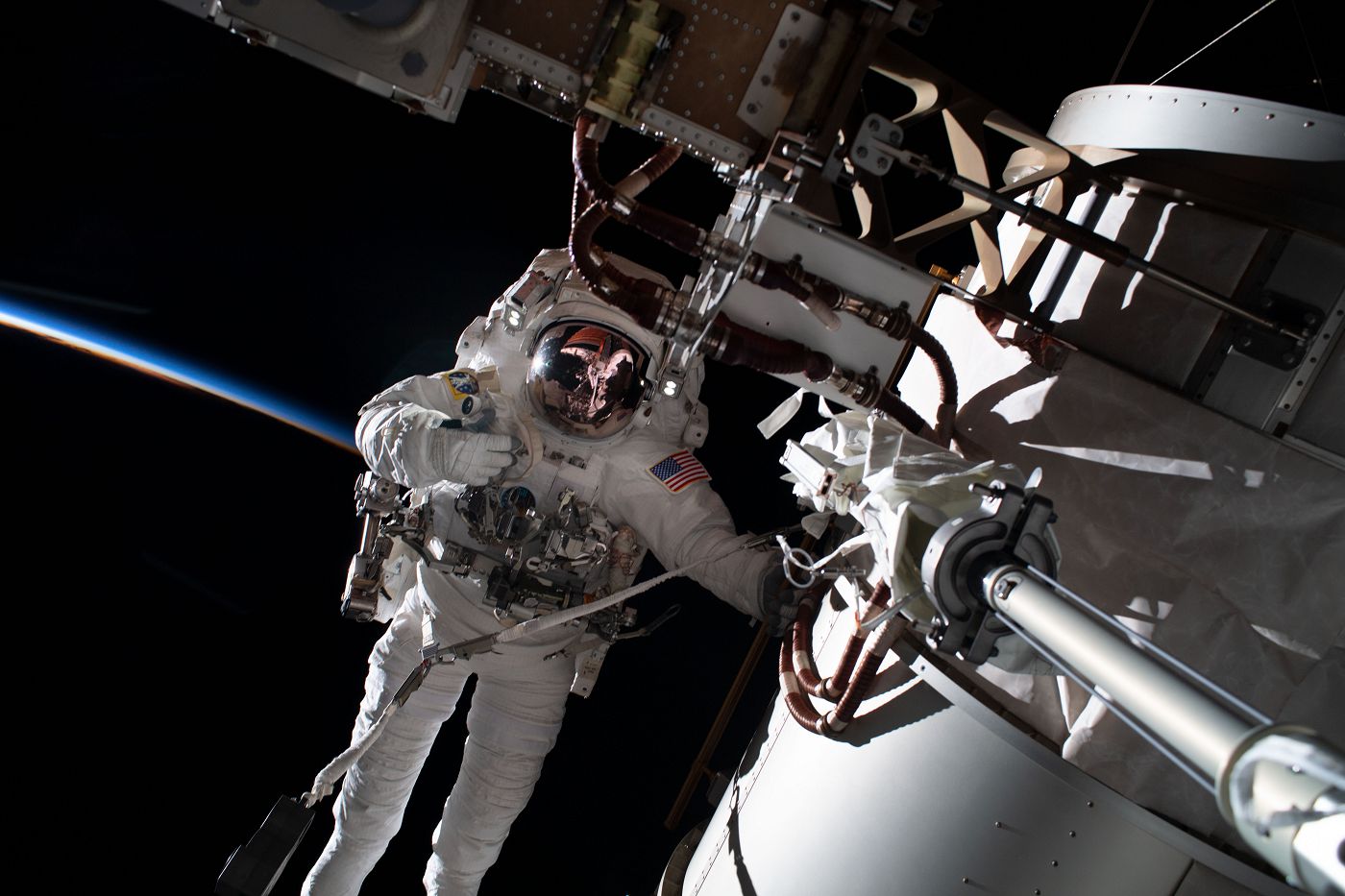Troch astronautov uviaznutých na ISS by mohla zachrániť vesmírna loď SpaceX