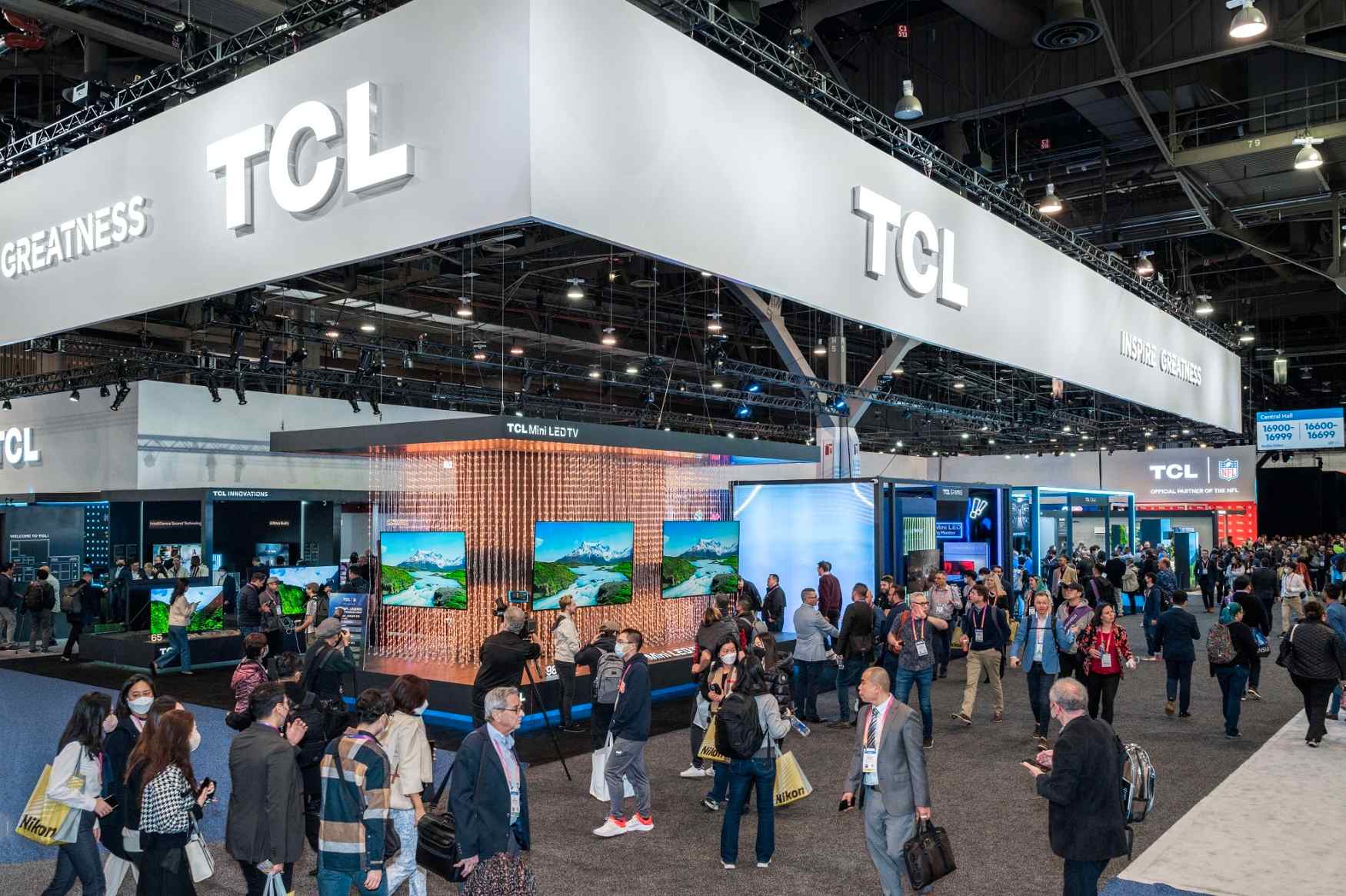 TCL predstavilo prvý tri-fold smartfón na svete