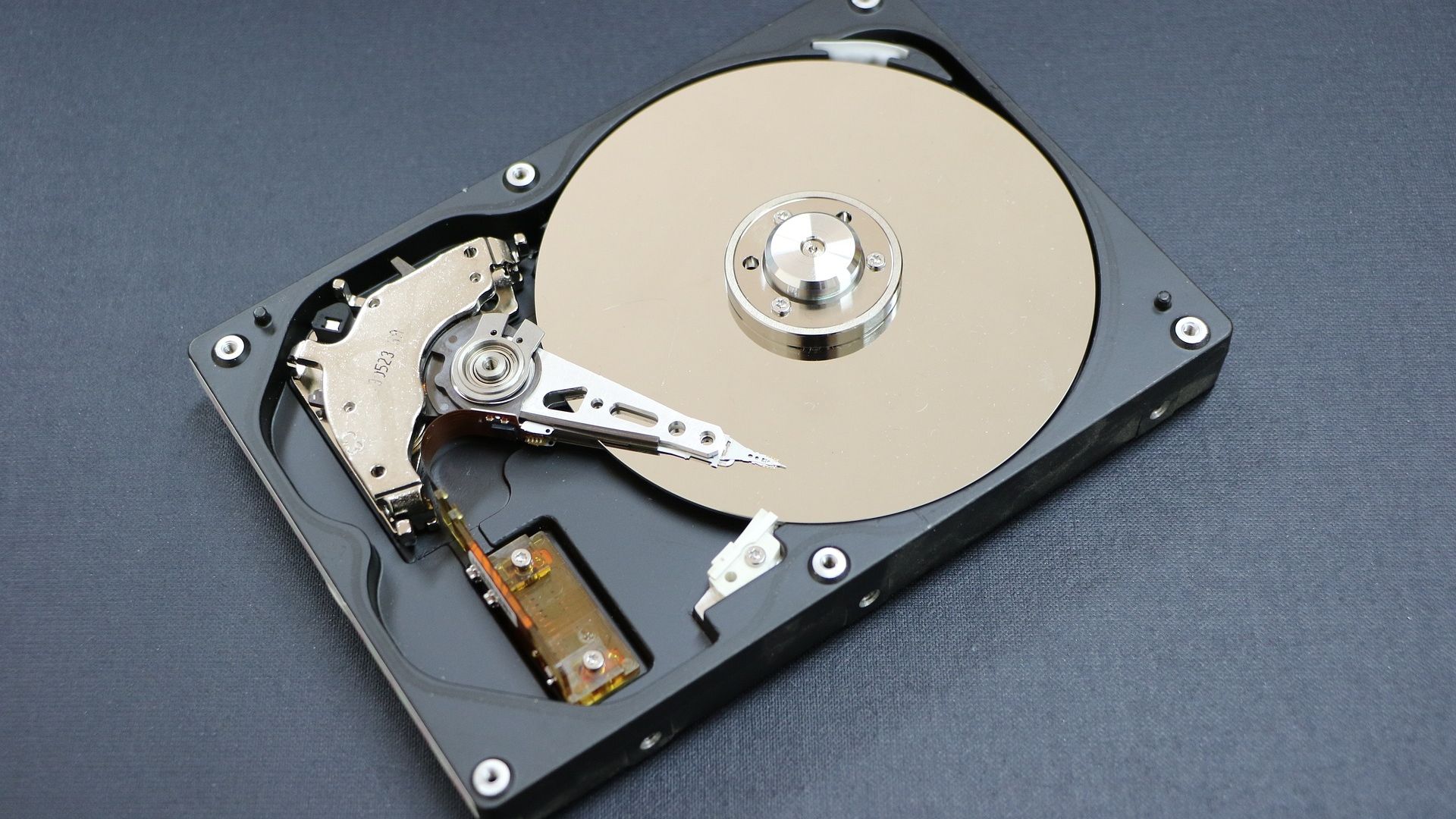 Ako zistiť životnosť pevného disku SSD a HDD?