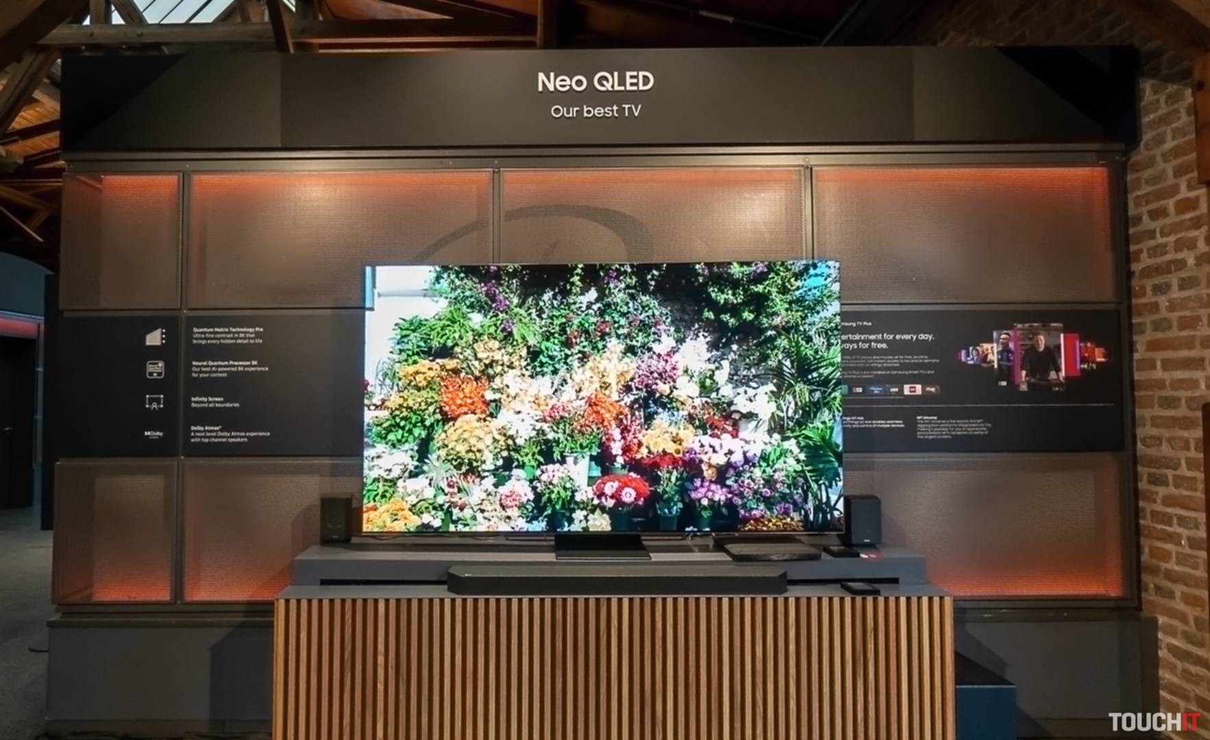 Televízory od Samsungu: vylepšený OLED model, podsvietenie, znížená spotreba pre 8K a inteligentná domácnosť