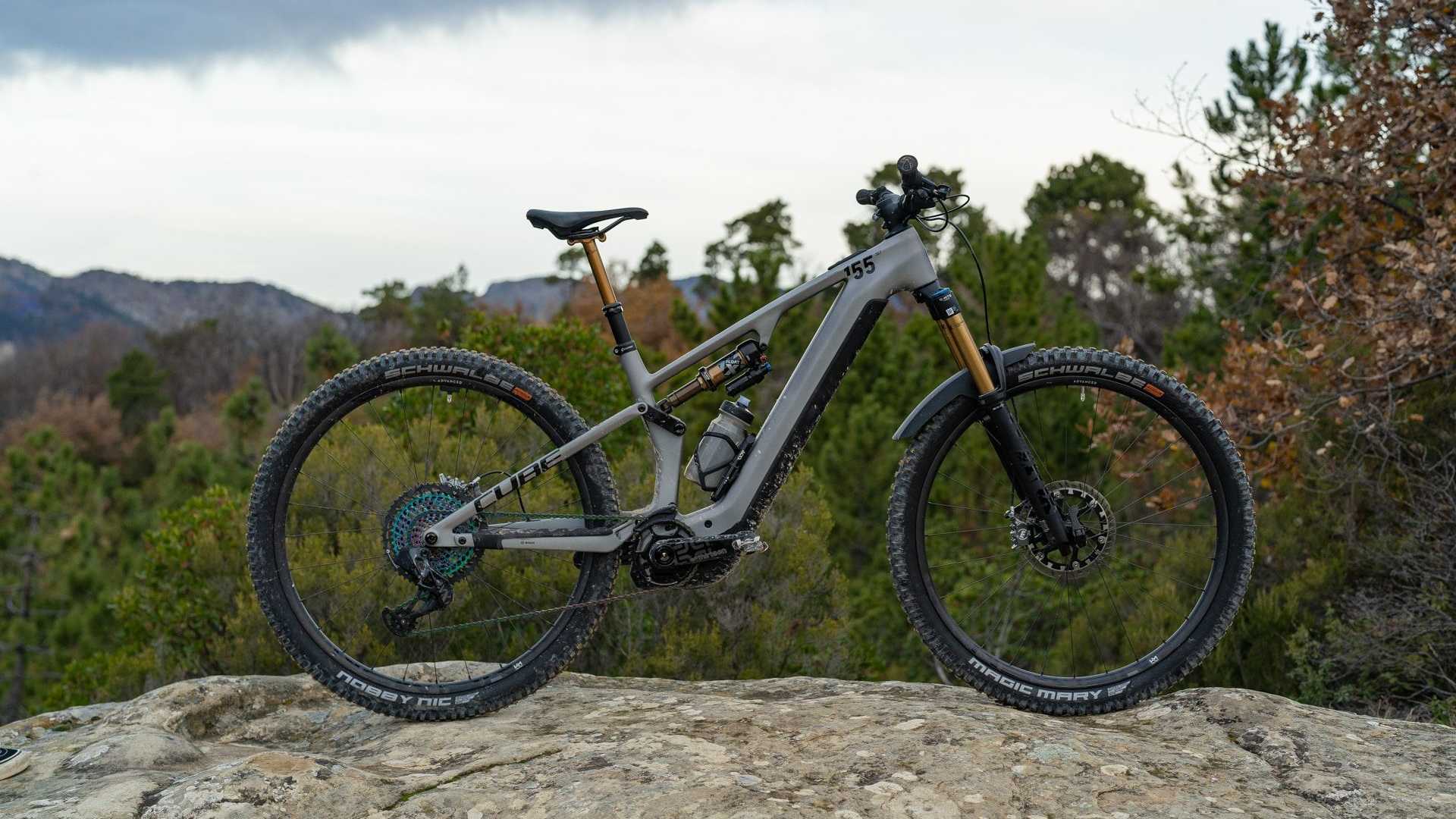 Cube Hybrid One55 E-MTB: Novinka od nemeckého výrobcu ponúka špičkové technológie a nízku hmotnosť
