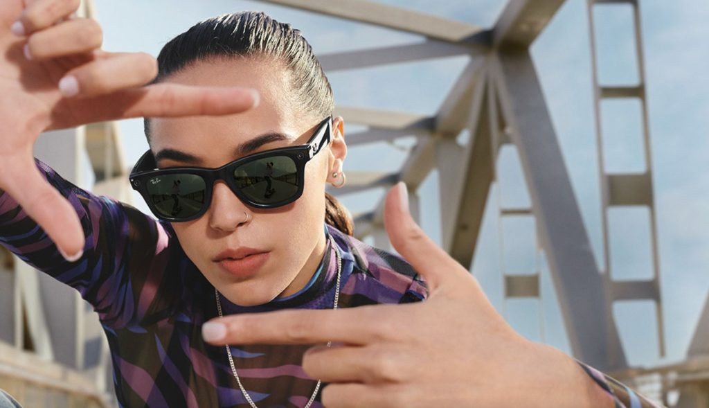 Plánom Facebooku je, aby jeho okuliare rozšírenej reality, známe pod kódovým označením Nazare, neboli príliš odlišné od bežných dioptrických. Podobne ako to urobil s Ray-Ban Stories, ktoré v spolupráci s dizajnovým výrobcom okuliarov obohatil o kameru, reproduktory a možnosť rýchleho zdieľania vytvorených fotiek a videa.