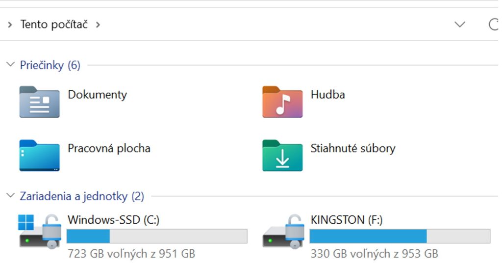 Zámok označuje, že sú disky šifrované. Aj keby ich niekto z počítača vybral, neodstane sa bez kľúča obnovy k dátam