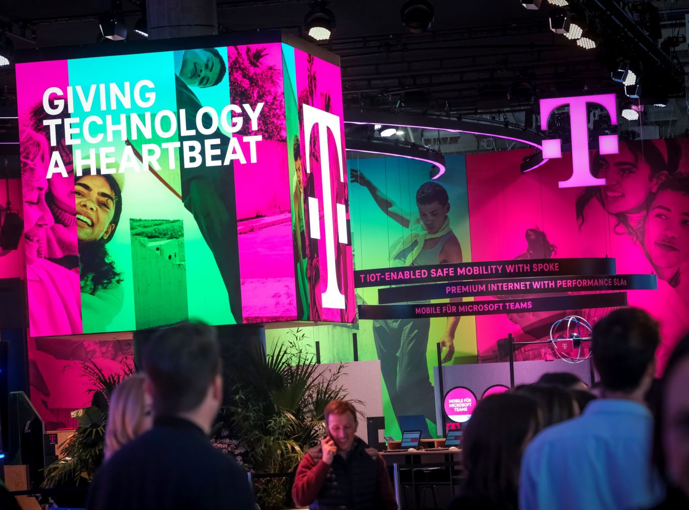 Telekom ukázal, ako sa dá 5G dronmi spojiť pozemná a satelitná komunikácia
