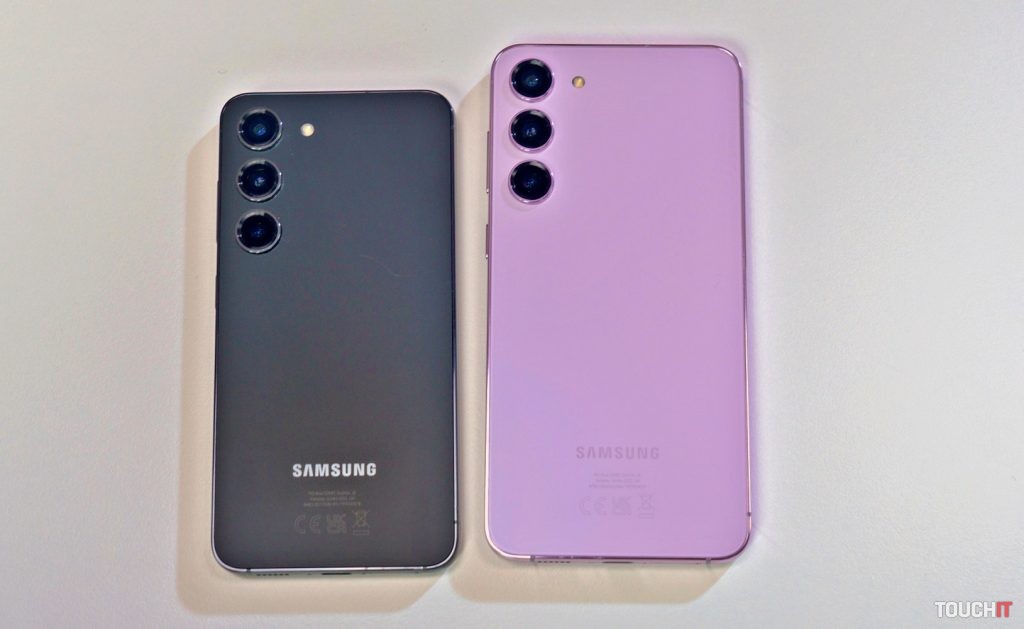 Porovnanie Galaxy S23 vľavo a Galaxy S23+ vpravo. Mali sme čiernu a fialovú farbu telefónov
