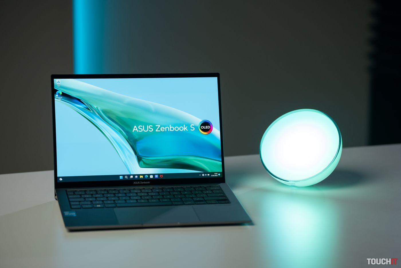 Zenbook S 13 OLED: ASUS nanovo definoval pojem tenký a ľahký notebook