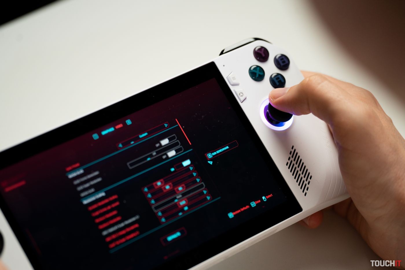 ASUS vydal aktualizáciu, ktorá znížila výkon konzoly ROG Ally