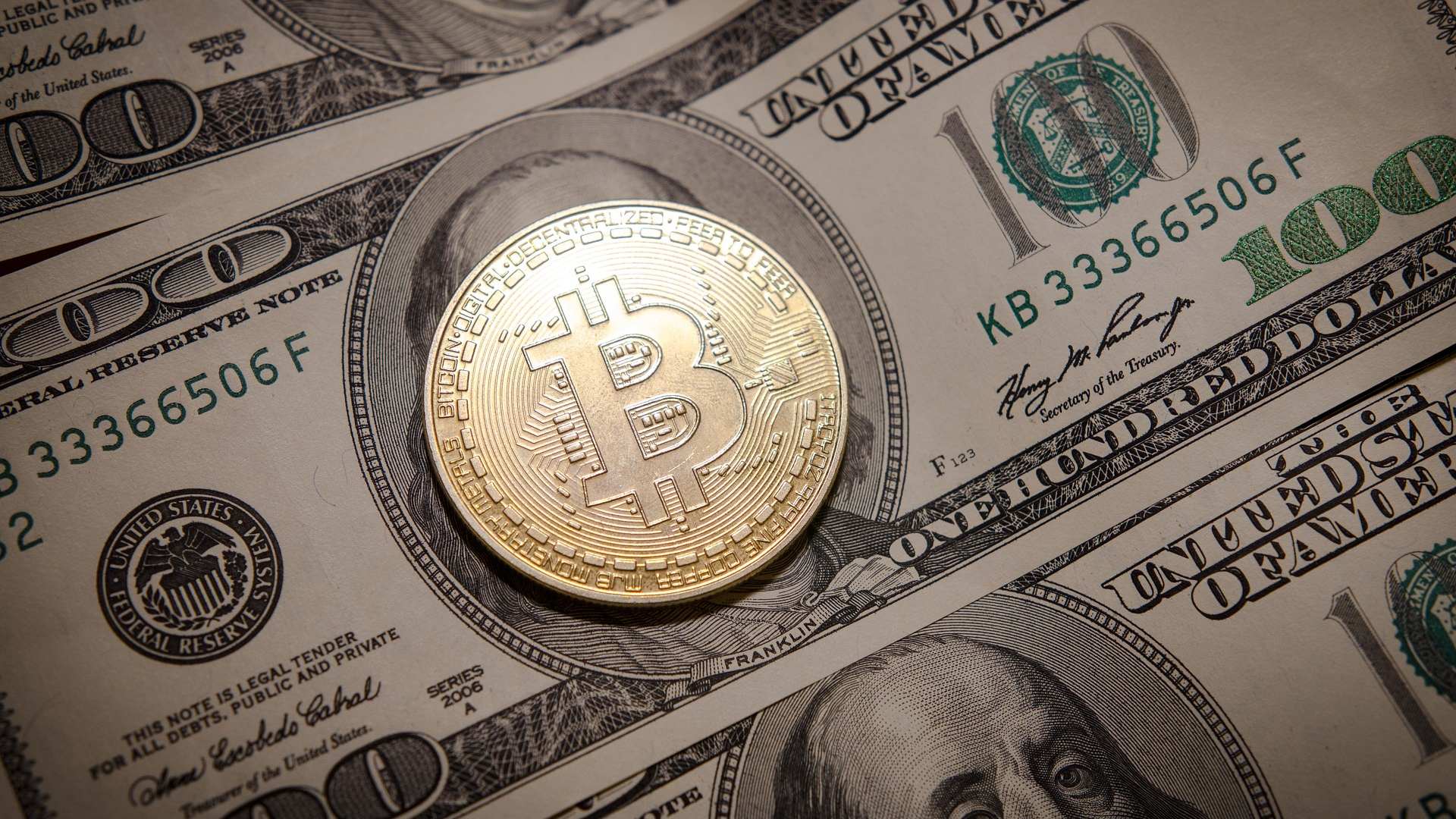 Bitcoin zažíva voľný pád. Aká je príčina?
