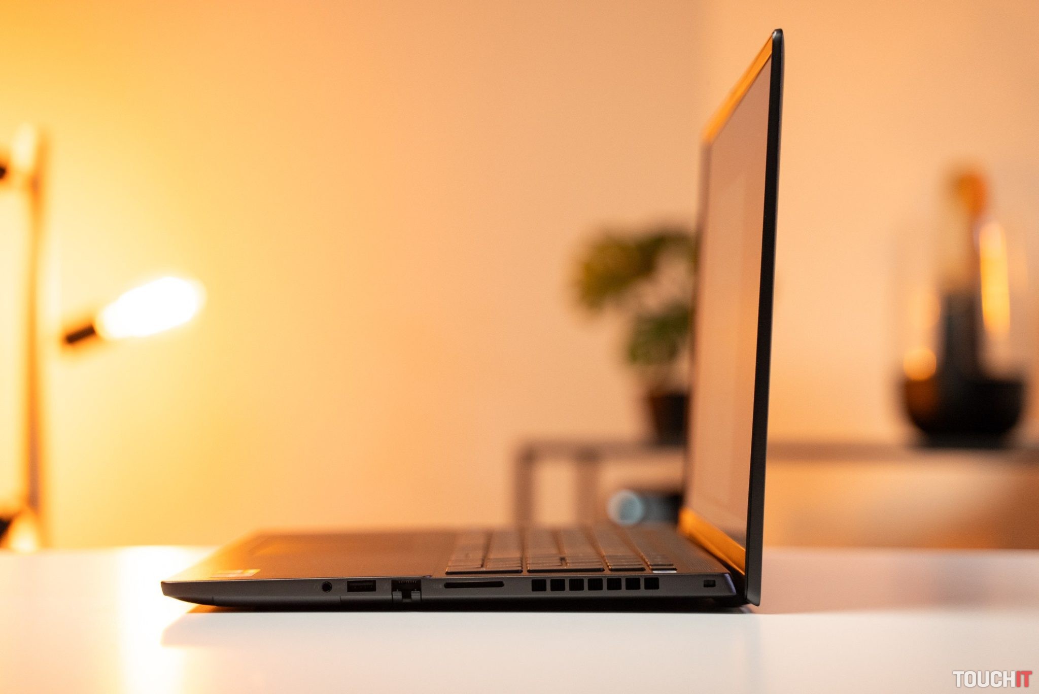 Vybrať si ťažší herný notebook, alebo ľahší prenosný?