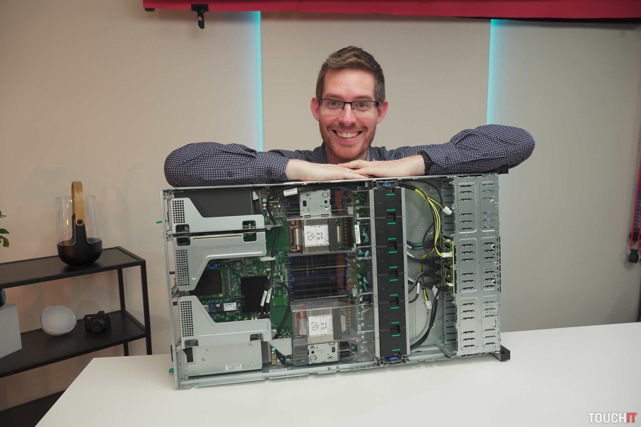 Intel Server System M50FCP: 2 × Intel Xeon Platinum s brutálnym výkonom pre AI a dáta (RECENZIA)