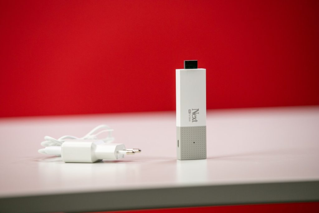 Je to v podstate o niečo väčší USB kľúč s vlastným napájaním a pripojením na HDMI port