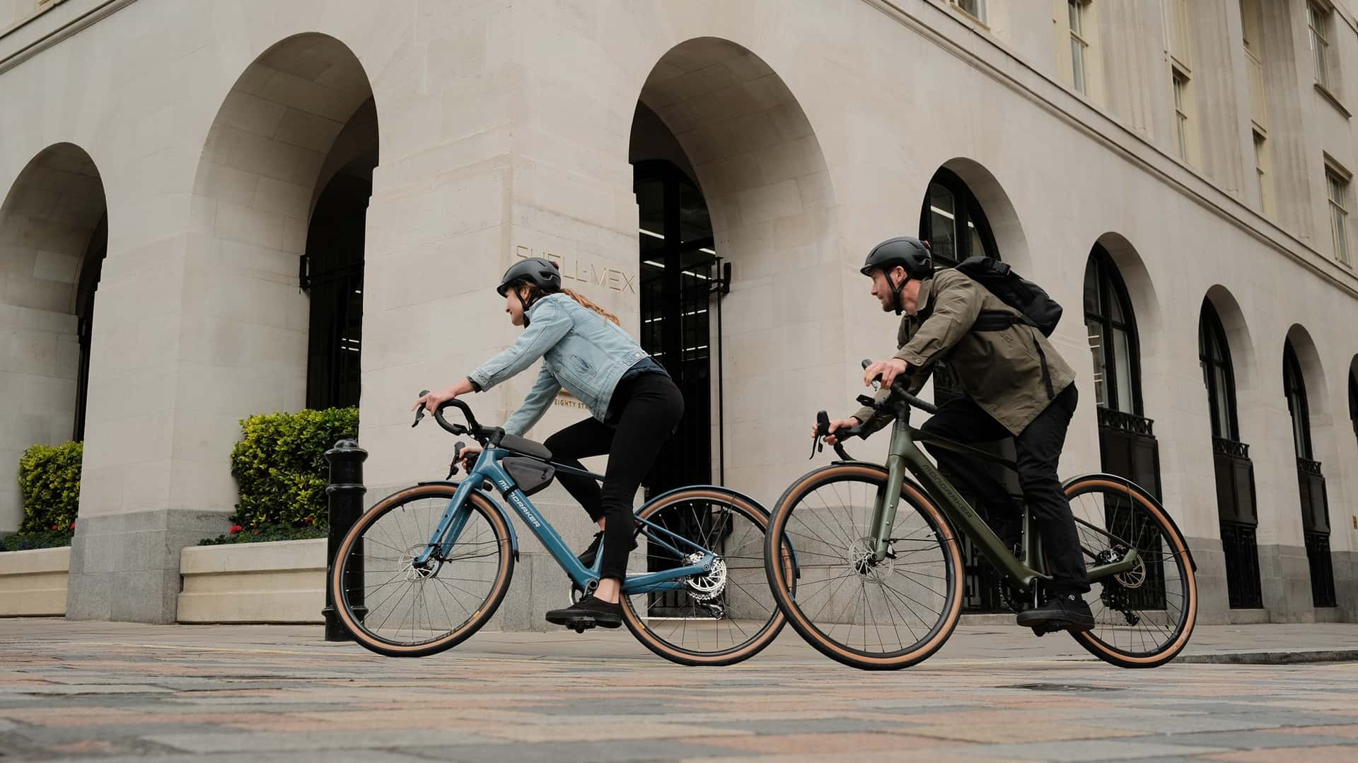 Mondraker Dusty SX R/RR: Elektrický gravel bike s karbónovým rámom pre náročných používateľov