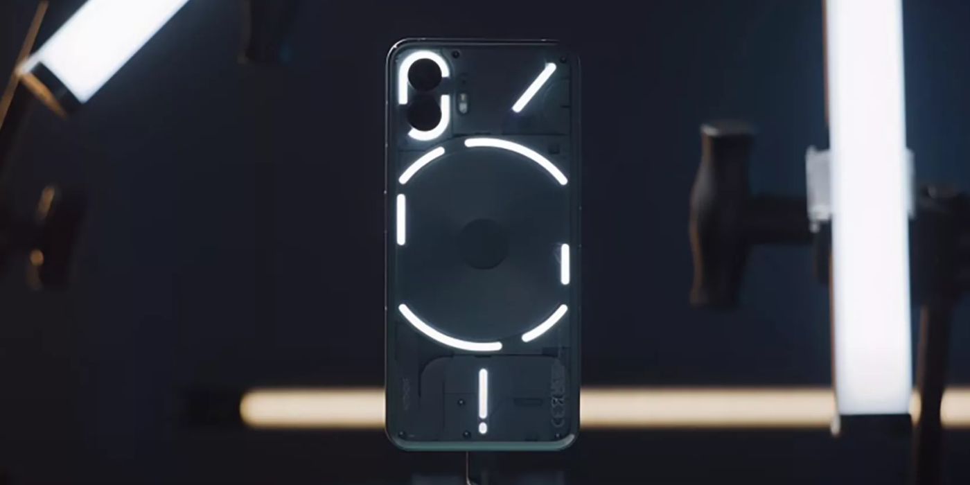 Nothing Phone (2): Výrobca zverejnil fotku smartfónu, MKBHD ho ukázal vo videu a viaceré weby publikovali, ako fotí