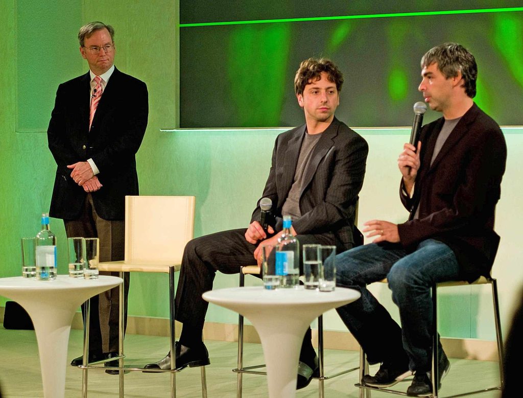 Vtedajší CEO Google Eric Schmidt (vľavo) a pôvodní zakladatelia Sergey Brin (v strede) a Larry Page (vľavo) v roku 2008