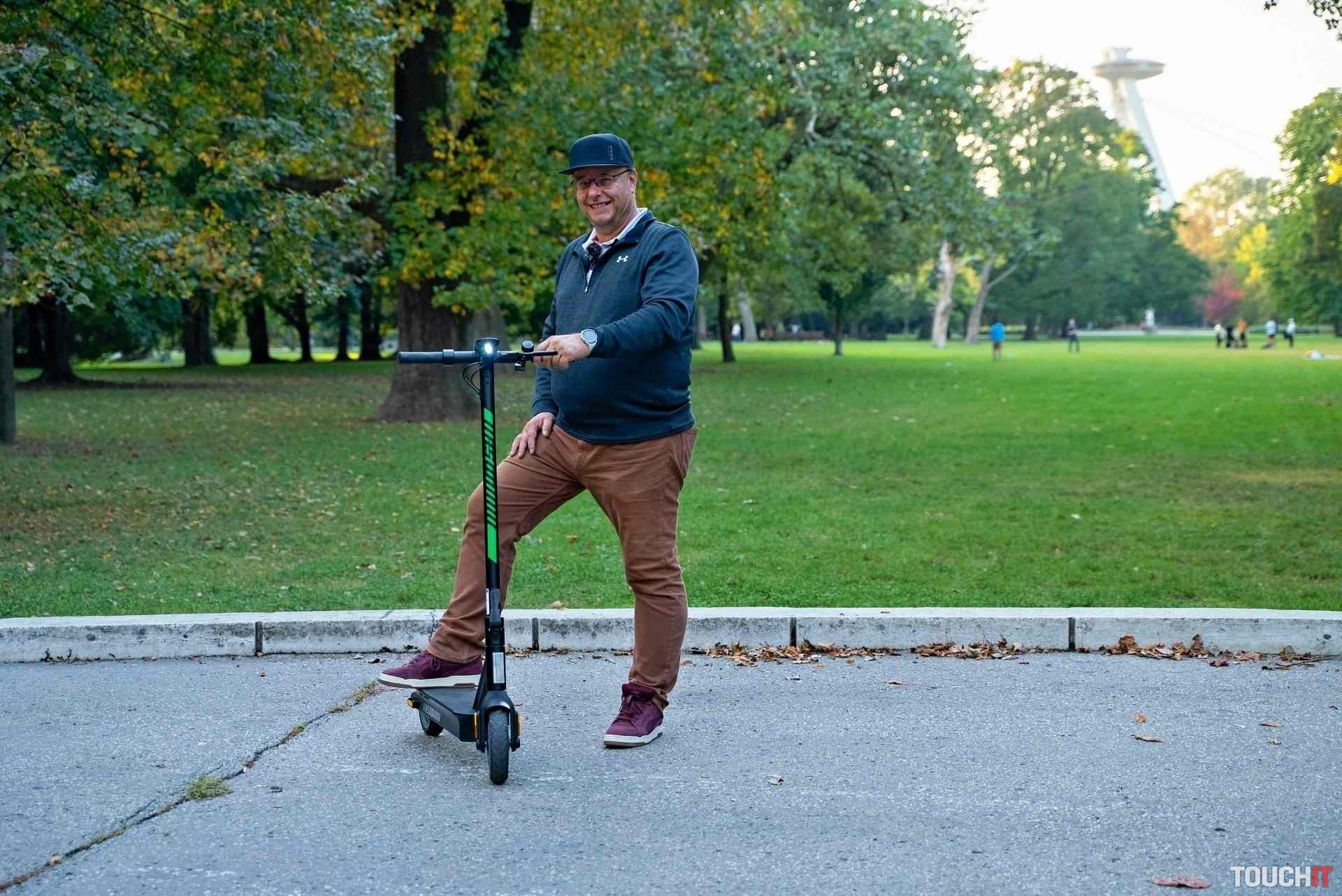 Šikovná elektrická kolobežka predovšetkým do mesta (VIDEO)