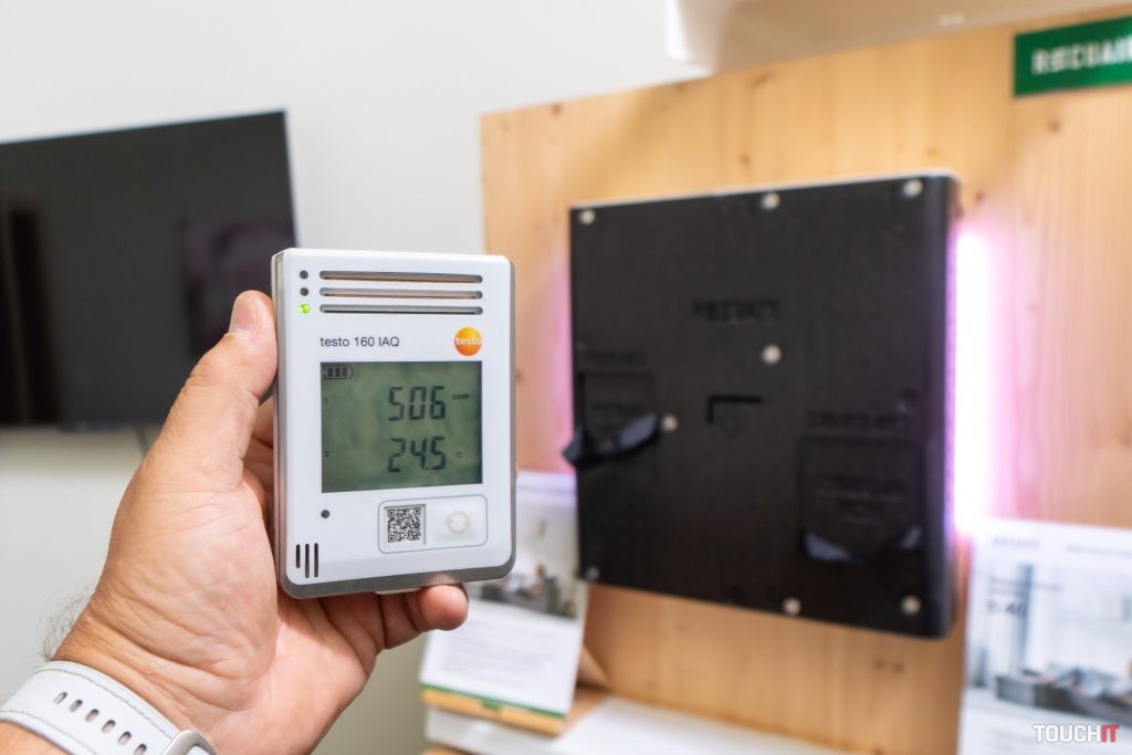 Tento prístroj meria úroveň CO2. Z tejto hodnoty je jasné, že rekuperácia funguje a udržiava úroveň CO2 na nízkej úrovni