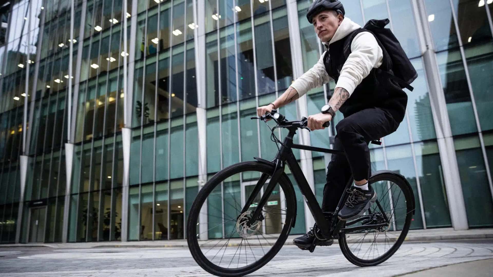 Decathlon predstavil nenápadný smart e-bicykel, B’Twin Speed 900E, ktorý sa tvári ako neelektrický