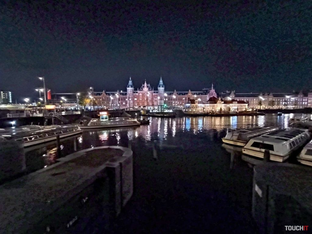 Odfotil moto g54 Power Edition v noci šikorouhlým fotoaparátom
