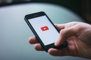 youtube logo na smartfone