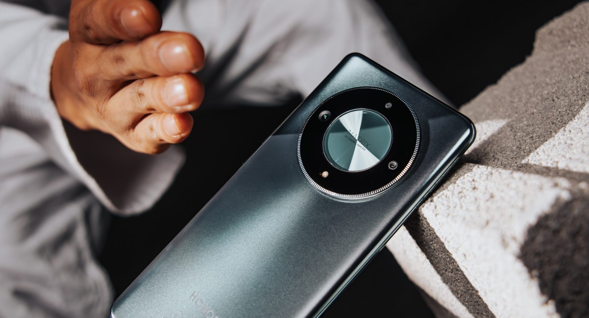 Honor Magic6 Lite môžete hádzať do tašky spolu s inými predmetmi a jeho displej nepoškriabete