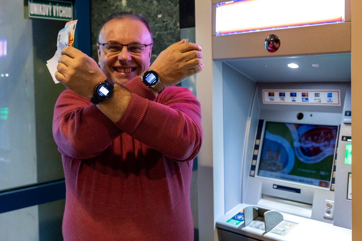 Výber hotovosti z bankomatov VÚB pomocou inteligentných hodiniek a náramkov