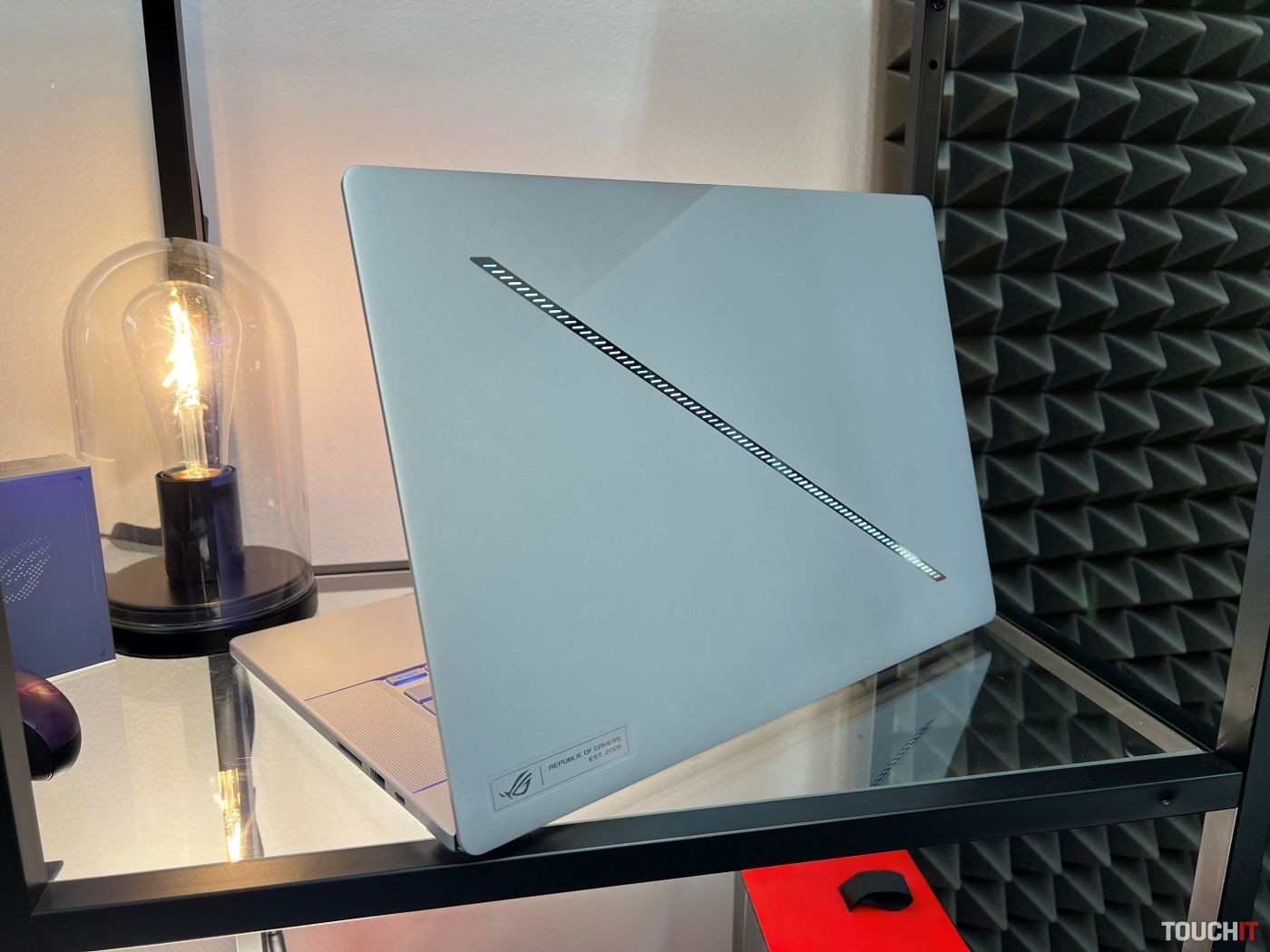 ROG predstavil najkrajší herný notebook za posledné roky. Pridal aj OLED displej