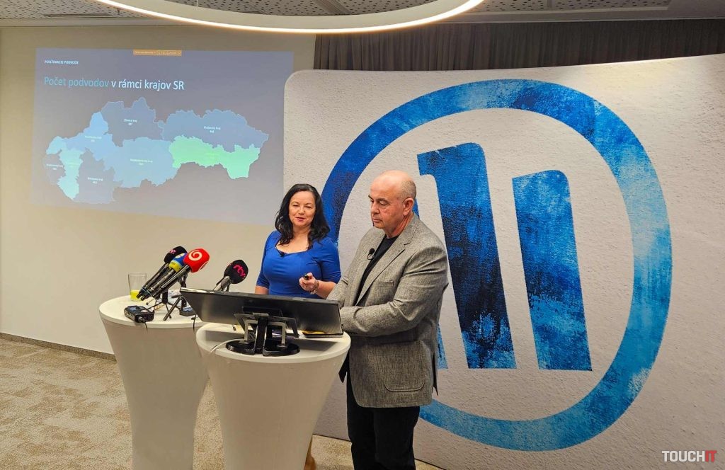 O odhaľovaní podvodov informuje vedúca oddelenia kontroly a špeciálnych činností Allianz Jaroslava Kováčiková a koordinátor špeciálnych činností Allianz Vojtech Kosík
