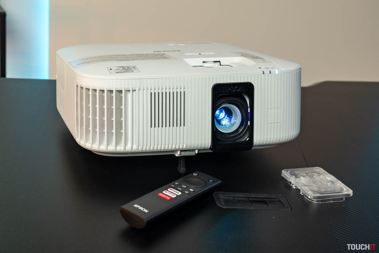EPSON EH-TW6250: 4K projektor pre domáce kino aj s Android TV