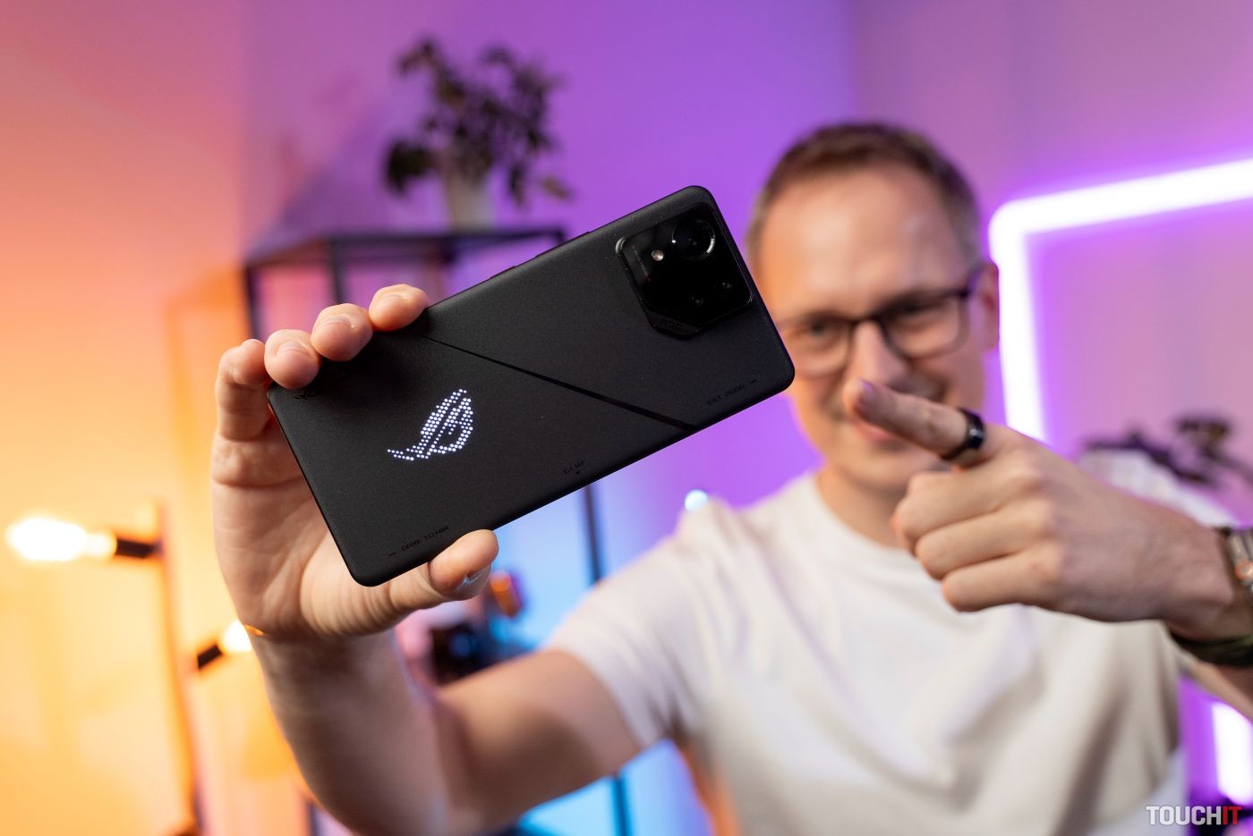 ROG Phone 9 bude predstavený v novembri, na fotkách a vo videu sa objavil už teraz
