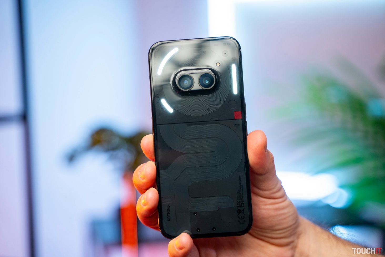 Aj Nothing predbehol Samsung. Android 15 je k dispozícii pre prvý smartfón