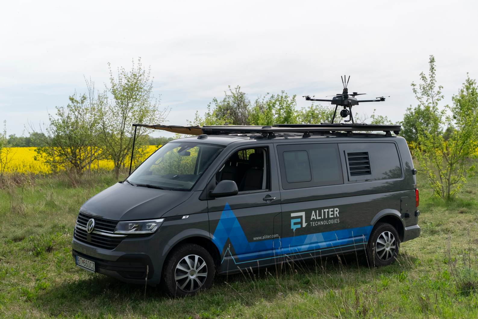 Dron s dlhou výdržou vo vzduchu a spracovaním obrazu.