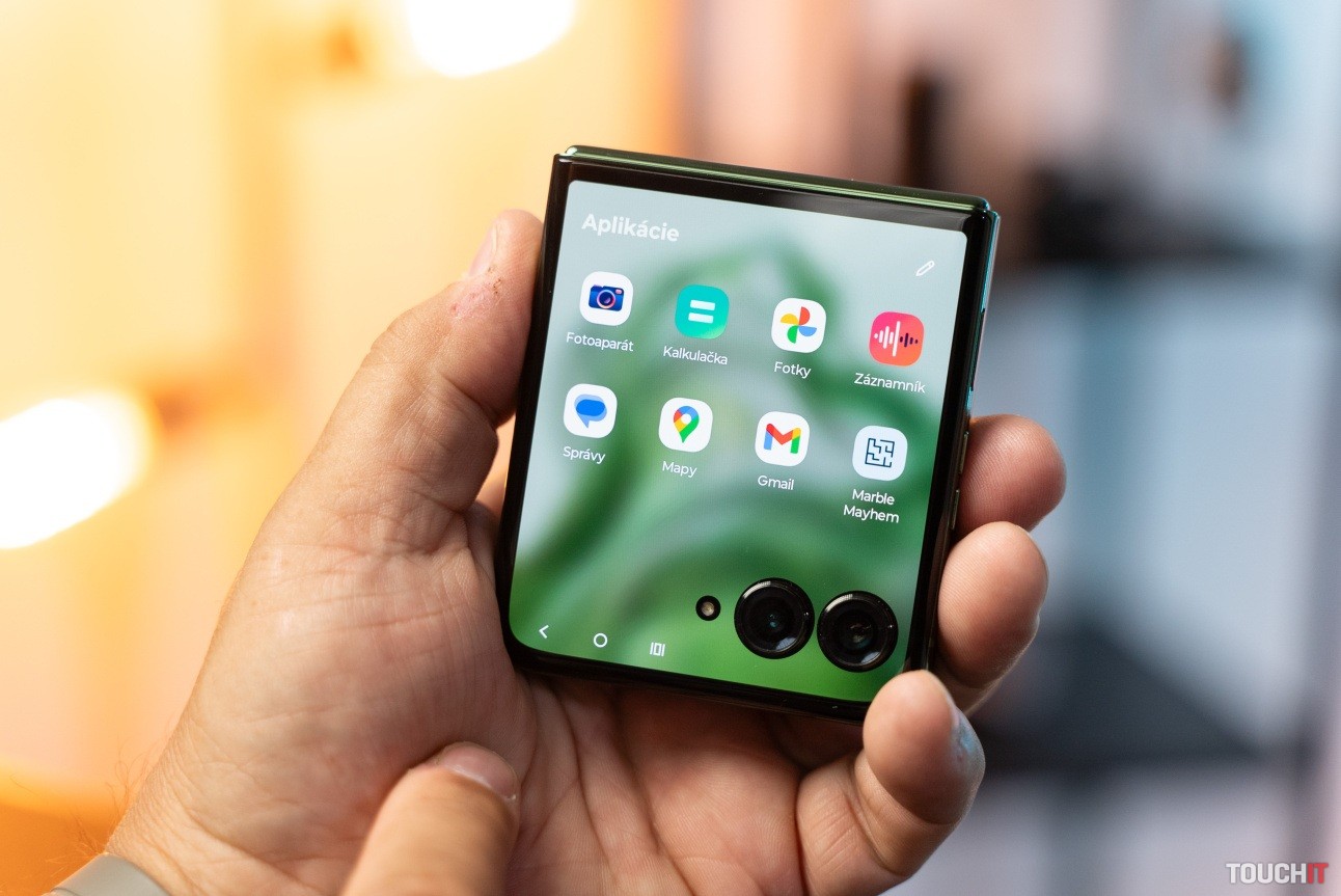 Motorola Razr 60 na prvých renderoch odhaľuje dizajn