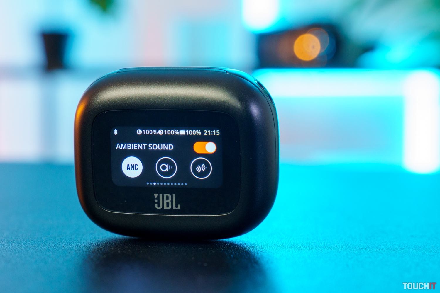 JBL Live Buds 3: TWS slúchadlá s dotykovým displejom na puzdre (RECENZIA)