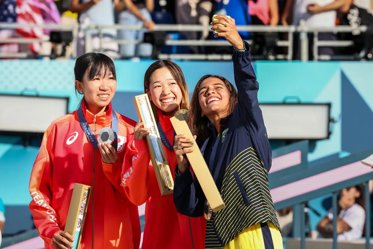 Medailisti sa delia o svoje víťazné úsmevy v rámci tzv. Victory Selfie, urobenej pomocou Galaxy Z Flip6 Olympic Edition