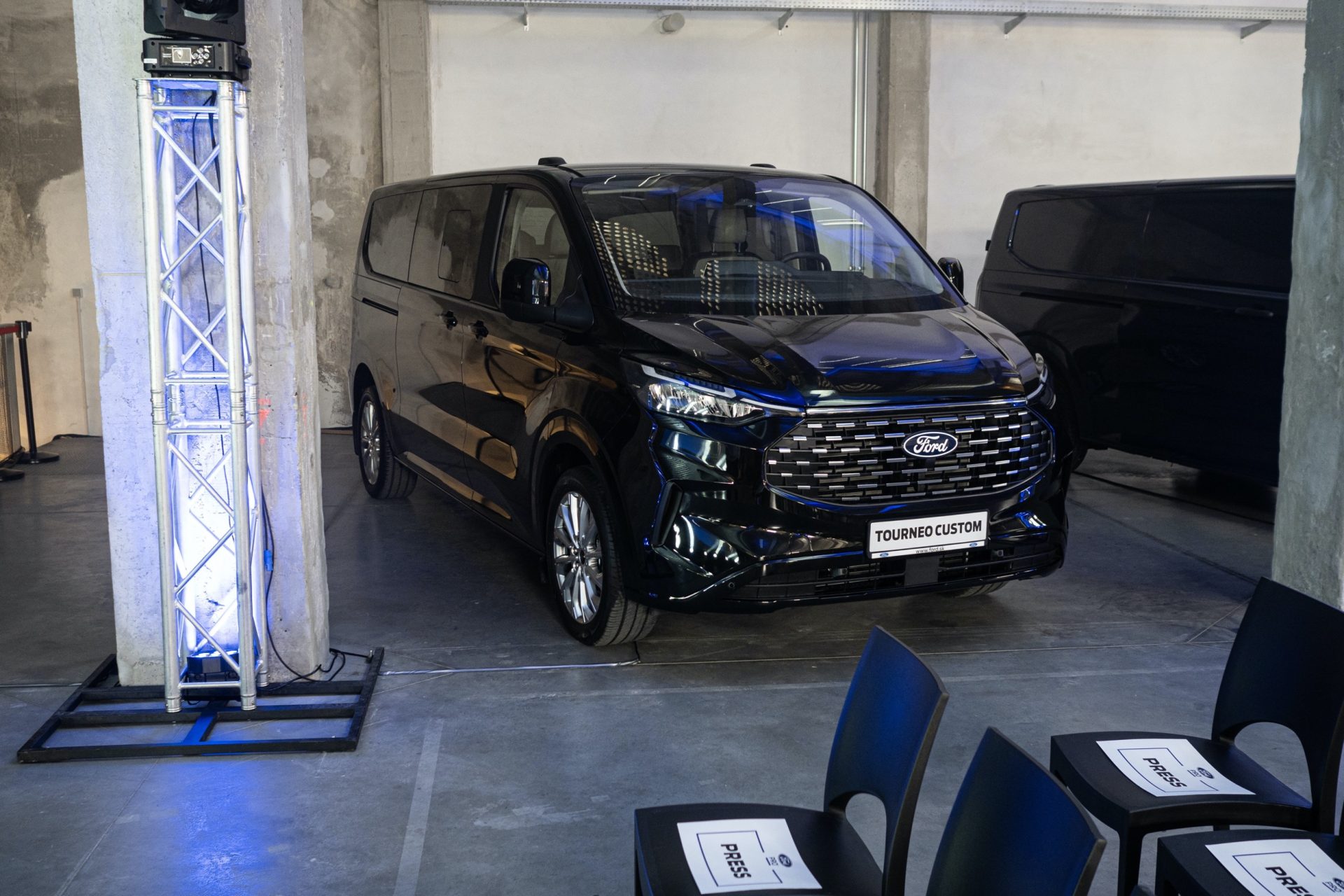 Nový Ford Tourneo Custom: Prémiové technológie, viac komfortu a konfigurovateľný priestor s deviatimi sedadlami (PREDSTAVENIE)