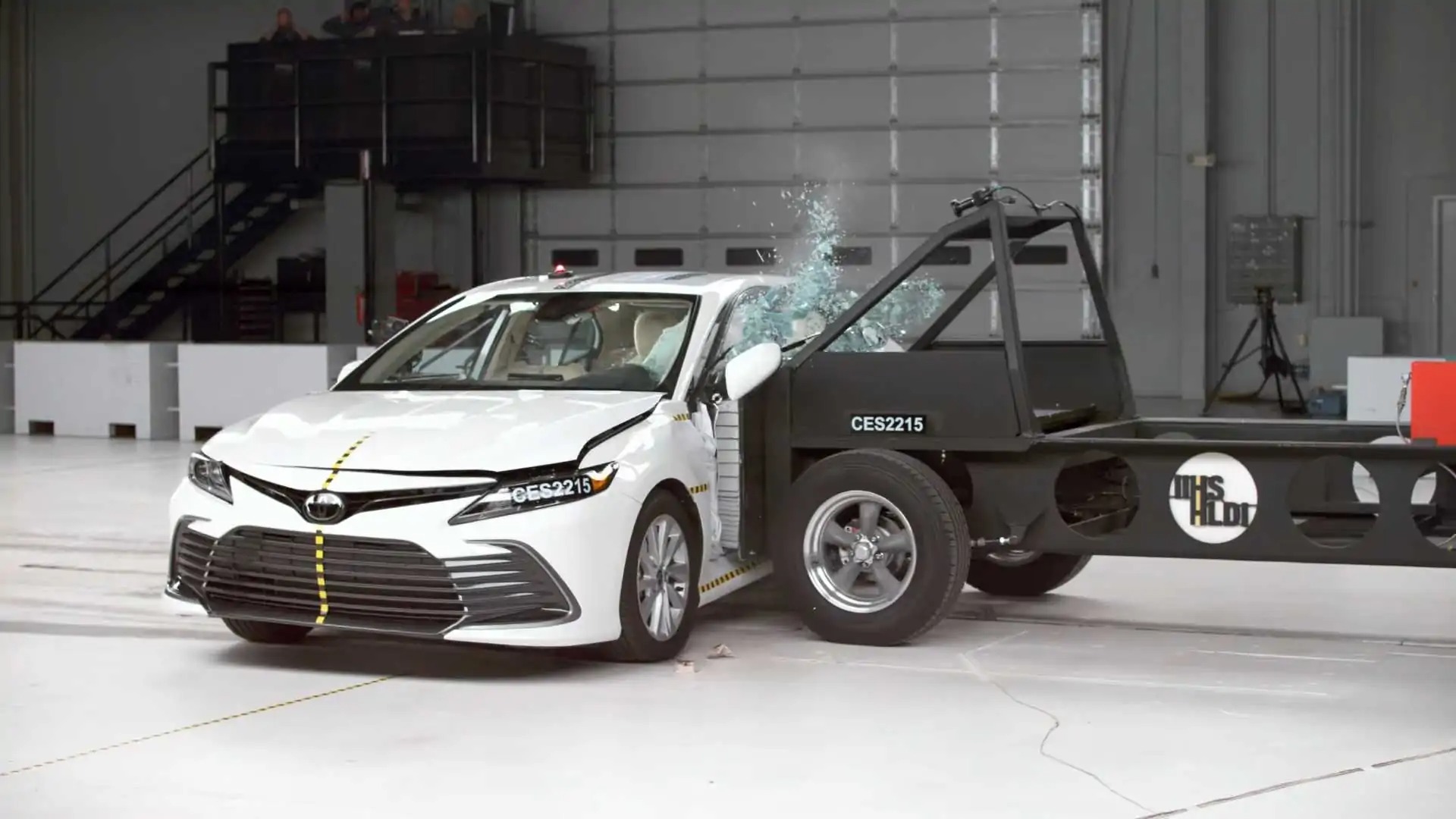 Nové testy potvrdili, že viacero automobilov strednej triedy zlyháva pri bočnom náraze (vlastníte jedno z týchto áut?)