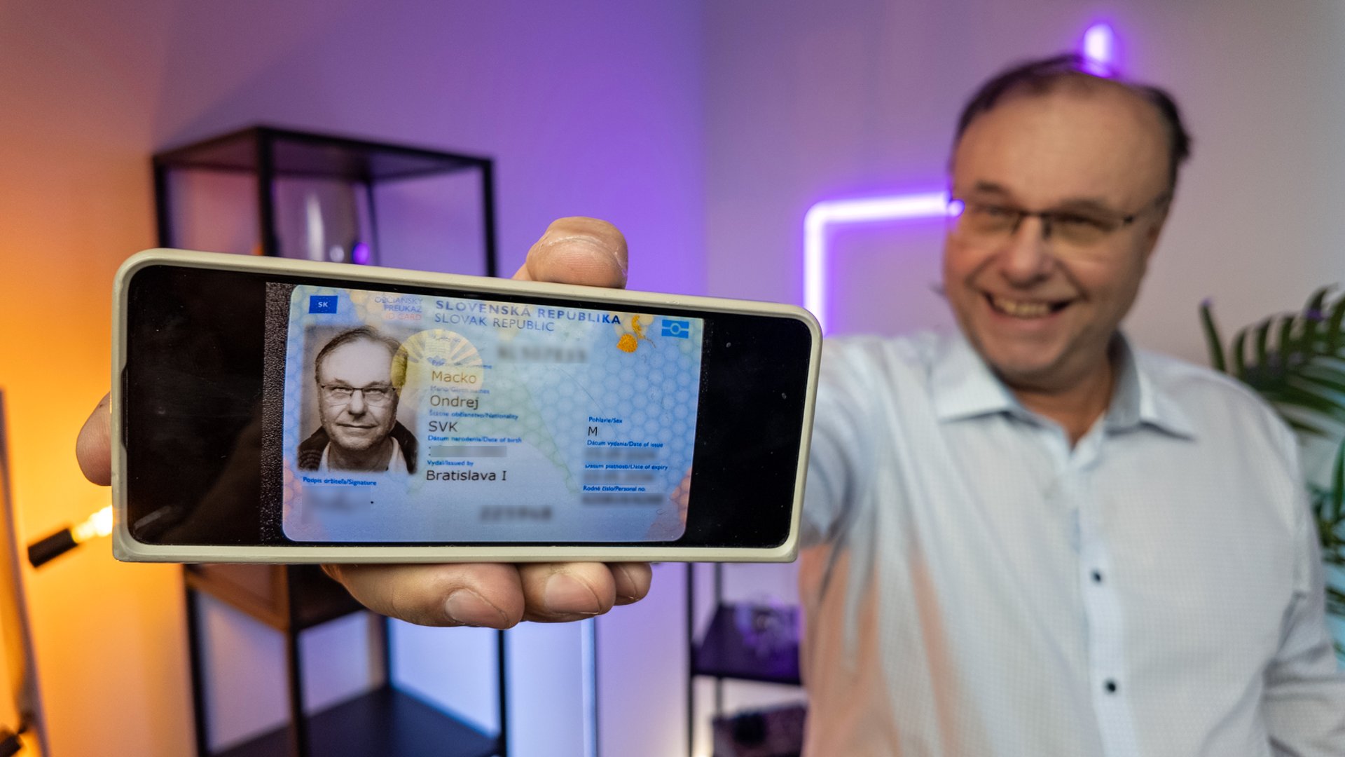 2025: Na prihlásenie k elektronickým službám štátu vám postačí len jeden smartfón. Pribudne občiansky a vodičský v mobile
