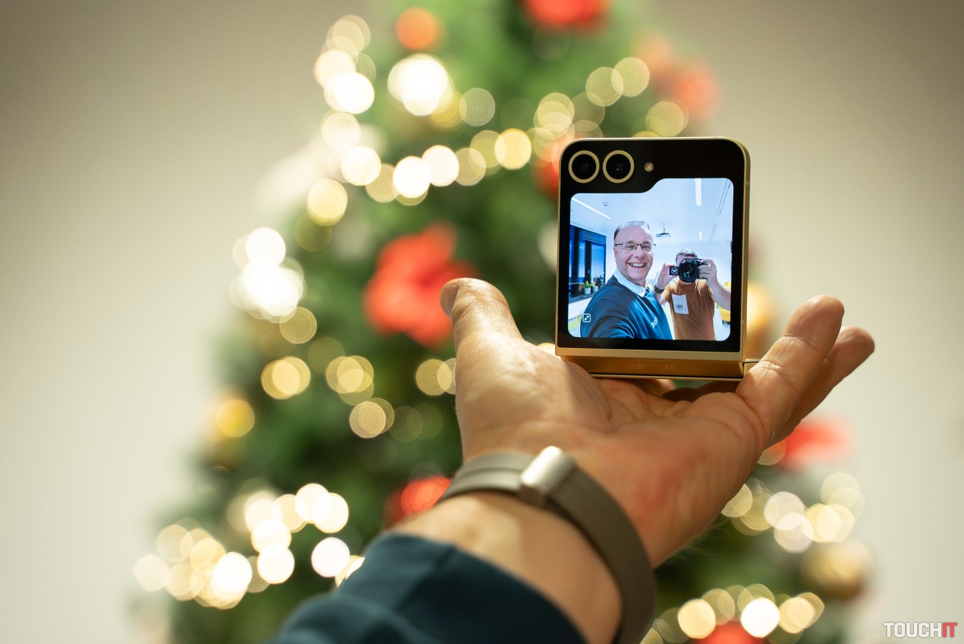 Príjemné prežitie vianočných sviatkov s telefónom Galaxy Z Flip6 a Galaxy AI