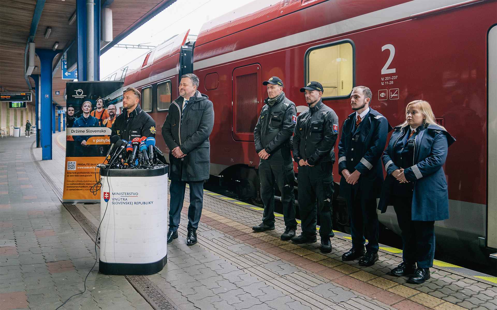 Polícia bude môcť cestovať vo vlakoch ZZSK skoro zadarmo, ale musí prispieť k bezpečnosti vo vlakoch
