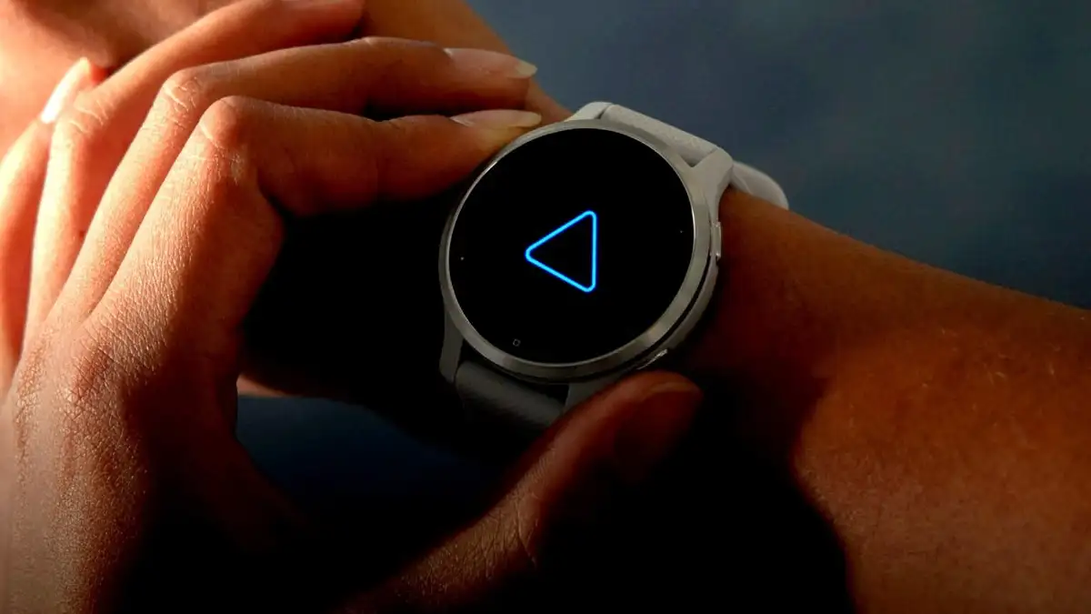 Garmin hodinky zostali zaseknuté na obrazovke s modrým trojuholníkom. Čo spôsobilo problém?